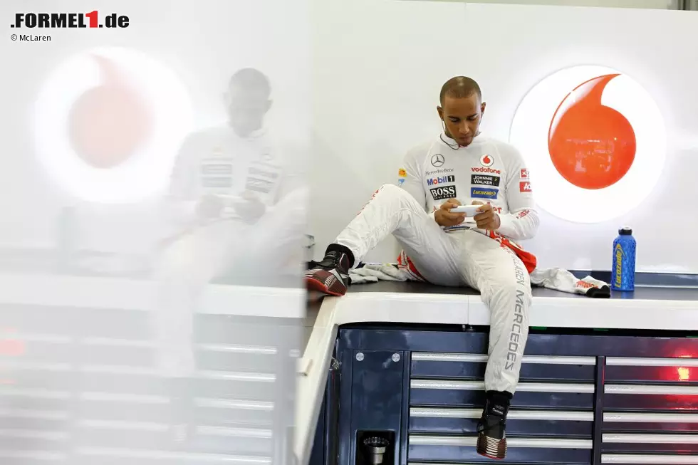Und während der 92-minütigen Qualifying-Unterbrechung am Samstag hatte er sich mit seinem iPhone gespielt, bis die Strecke endlich vom stehenden Wasser befreit war. Foto zur News: Und während der 92-minütigen Qualifying-Unterbrechung am Samstag hatte er sich mit seinem iPhone gespielt, bis die Strecke endlich vom stehenden Wasser befreit war.