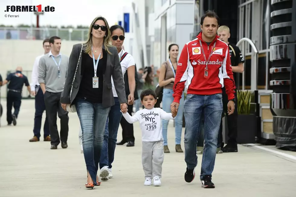 Foto zur News: Lieferte sein stärkstes Saisonrennen ab, obwohl die Laune nicht immer bestens war: Felipe Massa (4.) mit Ehefrau Raffaela und Sohn Felipinho.