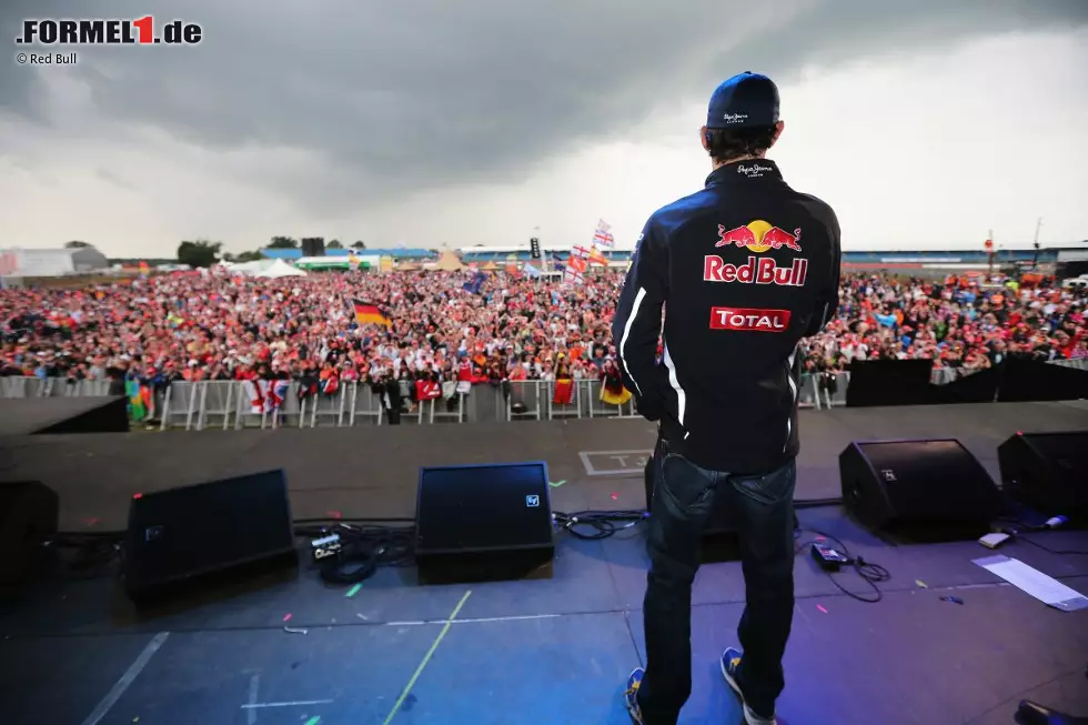 Foto zur News: 22.000, die zwar keinen Briten, aber irgendwie doch "einen von ihnen" feiern durften: Mark Webber lebt in Aston Clinton in Buckinghamshire, besitzt in Mentmore ein Restaurant und ist laut &#039;Times&#039; "überhaupt ein Guter Kerl". Auch als Aussie.
