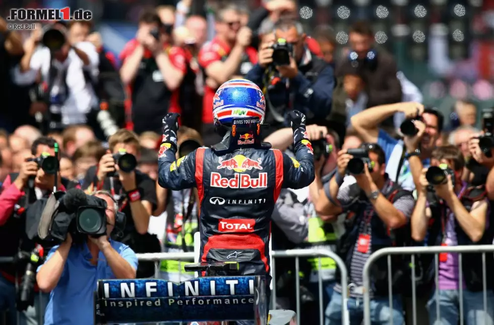 The Guardian (Großbritannien): "Der Sieger bekommt die Anerkennung der Basis. Die Fans in Silverstone wurden nicht mit einem Sieg eines britischen Fahrers für ein Wochenende voller Regen entschädigt. Sie bekamen aber das Zweitbeste. Die Fans gönnten den Sieg Mark Webber von ganzen Herzen." Foto zur News: The Guardian (Großbritannien): "Der Sieger bekommt die Anerkennung der Basis. Die Fans in Silverstone wurden nicht mit einem Sieg eines britischen Fahrers für ein Wochenende voller Regen entschädigt. Sie bekamen aber das Zweitbeste. Die Fans gönnten den Sieg Mark Webber von ganzen Herzen."