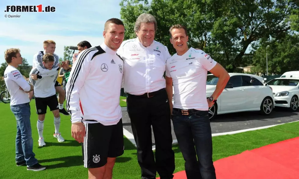 Der gemeinsame Sponsor Mercedes macht's möglich: Jogi Löws DFB-Kicker treffen vor Beginn des EM-Trainingscamps auf das Silberpfeil-Formel-1-Team. Im Bild Mercedes-Sportchef Norbert Haug mit Lukas Podolsi und Michael Schumacher, die auch privat gut befreundet sind. Foto zur News: Der gemeinsame Sponsor Mercedes macht's möglich: Jogi Löws DFB-Kicker treffen vor Beginn des EM-Trainingscamps auf das Silberpfeil-Formel-1-Team. Im Bild Mercedes-Sportchef Norbert Haug mit Lukas Podolsi und Michael Schumacher, die auch privat gut befreundet sind.