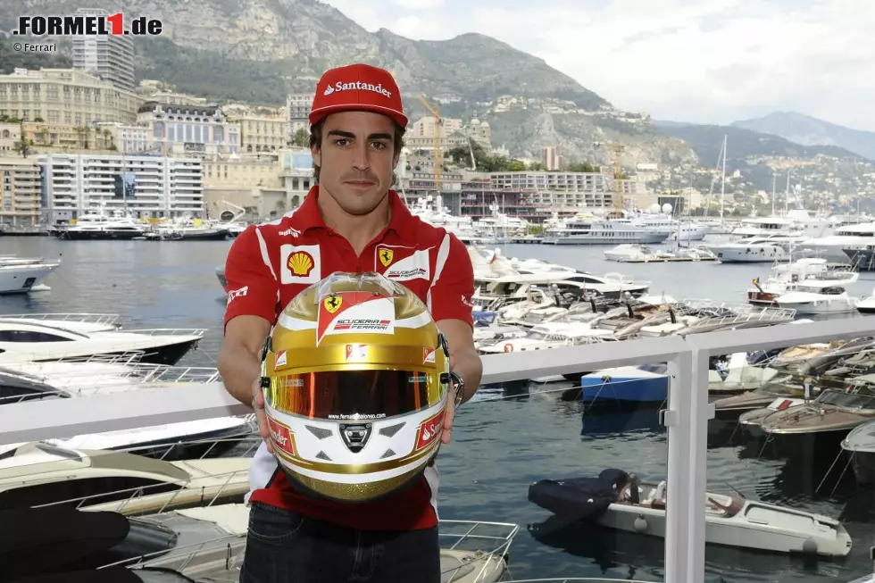 Fast alle Fahrer lassen sich für Monaco ein spezielles Helmdesign einfallen. Fernando Alonso fuhr mit seinem goldenen Entwurf auf das Podium, ... Foto zur News: Fast alle Fahrer lassen sich für Monaco ein spezielles Helmdesign einfallen. Fernando Alonso fuhr mit seinem goldenen Entwurf auf das Podium, ...