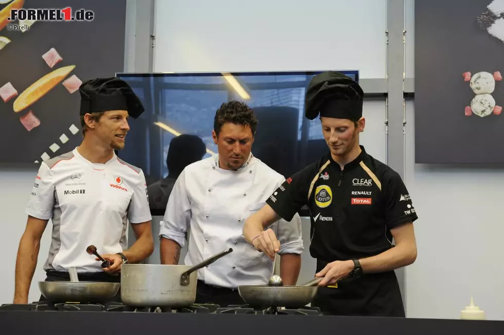 Statt "Miles and More" gibt's bei Reifenhersteller Pirelli "Miles and Meals" (Kilometer und Mahlzeiten). Jenson Button und Romain Grosjean sind aber am Lenkrad eindeutig geübter als am Herd. Foto zur News: Statt "Miles and More" gibt's bei Reifenhersteller Pirelli "Miles and Meals" (Kilometer und Mahlzeiten). Jenson Button und Romain Grosjean sind aber am Lenkrad eindeutig geübter als am Herd.