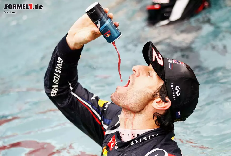 Foto zur News: Selbst in Monaco muss es nicht immer Champagner sein: Sieger Mark Webber gönnt sich im Pool der Energy-Station ein Schlückchen Red Bull.