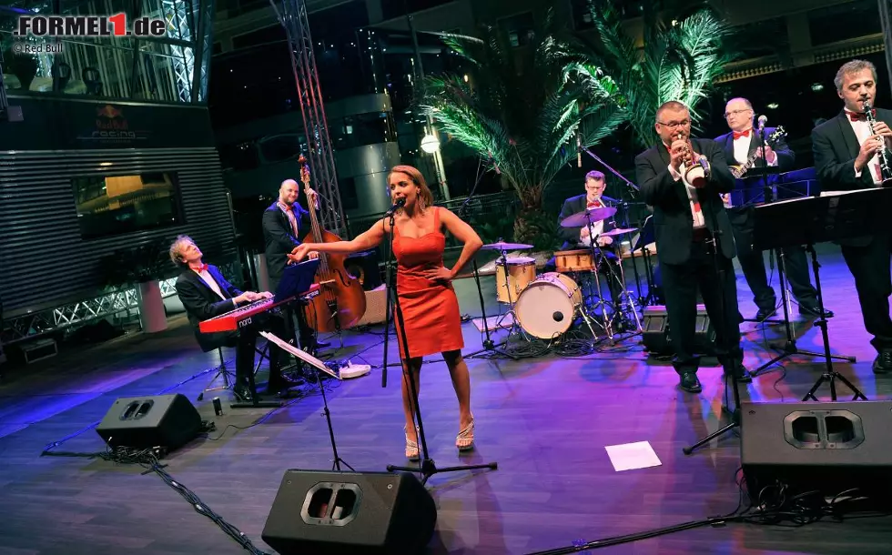 Die Party auf der Indian Empress von Vijay Mallya ist ohnehin legendär. Aber auch Dietrich Mateschitz lässt sich nicht lumpen und bietet im Entertainment-Programm die Red Blues auf, die sonst am Hangar-7 in Salzburg aufspielen. Foto zur News: Die Party auf der Indian Empress von Vijay Mallya ist ohnehin legendär. Aber auch Dietrich Mateschitz lässt sich nicht lumpen und bietet im Entertainment-Programm die Red Blues auf, die sonst am Hangar-7 in Salzburg aufspielen.