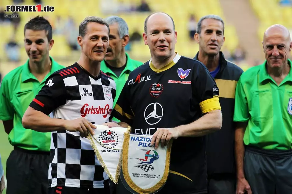 Der traditionelle Beginn der Monaco-Woche: Die Nazionale Piloti, angeführt von Michael Schumacher, treffen im Stade Louis II. auf ein von Fürst Albert angeführtes All-Star-Team. Für die All-Stars traf unter anderem der frühere tschechische Fußball-Superstar Pavel Nedved, doch Schumacher und Co. rangen der stark besetzten Truppe dennoch ein 2:2 ab. Foto zur News: Der traditionelle Beginn der Monaco-Woche: Die Nazionale Piloti, angeführt von Michael Schumacher, treffen im Stade Louis II. auf ein von Fürst Albert angeführtes All-Star-Team. Für die All-Stars traf unter anderem der frühere tschechische Fußball-Superstar Pavel Nedved, doch Schumacher und Co. rangen der stark besetzten Truppe dennoch ein 2:2 ab.
