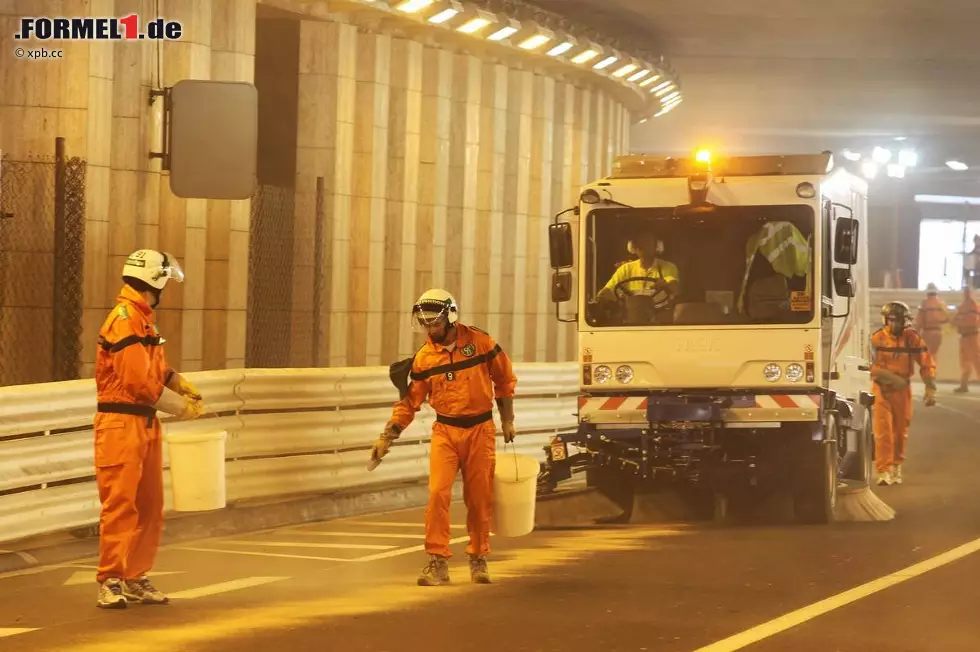 Die ungesehenen Helden von Monaco sind die Streckenposten. Hier reinigen sie die Strecke nach dem Motorschaden von Heikki Kovalainen im dritten Freien Training mit Ölbinder im Tunnel. Übrigens: Monaco ist der einzige Grand Prix der Welt, wo die Streckenposten eine echte Profi-Truppe sind. Foto zur News: Die ungesehenen Helden von Monaco sind die Streckenposten. Hier reinigen sie die Strecke nach dem Motorschaden von Heikki Kovalainen im dritten Freien Training mit Ölbinder im Tunnel. Übrigens: Monaco ist der einzige Grand Prix der Welt, wo die Streckenposten eine echte Profi-Truppe sind.