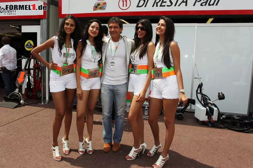 Foto zur News: Ein Playboy, wie er im Buche steht: Antonio Banderas drückt zwar Fernando Alonso die Daumen, Augen hat er aber nur für die hübschen Force-India-Models. Privat ist er seiner Ehefrau Melanie Griffith treu.