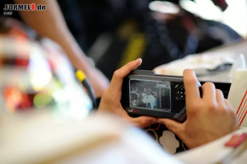 Foto zur News: Und Freitagstester Dani Clos, ebenfalls ein Spanier, verfolgt das Geschehen auf der Strecke mittels eines mobilen Geräts. Die kann sich übrigens auch jeder Fan auf den Tribünen ausleihen, um alle Informationen auf einen Blick zu haben.