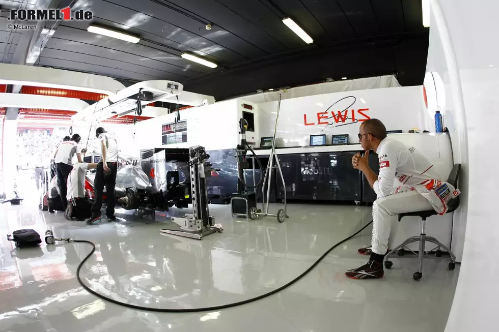 Foto zur News: So sitzen die Stars: Lewis Hamilton hat es in der McLaren-Box etwas weniger komfortabel...