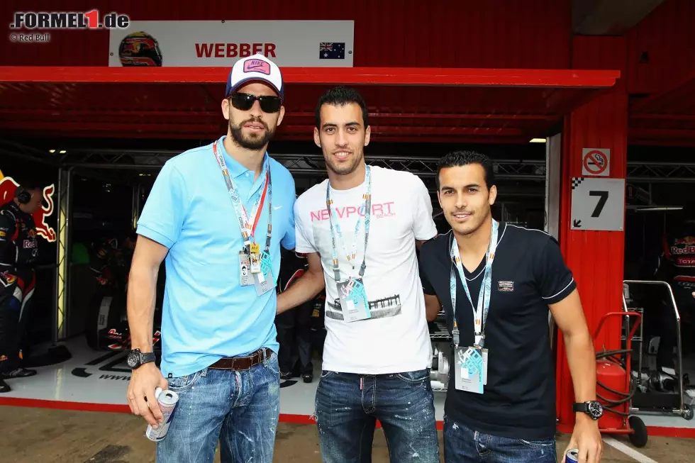 Hoher Besuch bei Red Bull: Die FC-Barcelona-Kicker Sergio Busquets, Gerard Pique und Pedro Rodriguez ließen sich den Grand Prix nicht entgehen. Foto zur News: Hoher Besuch bei Red Bull: Die FC-Barcelona-Kicker Sergio Busquets, Gerard Pique und Pedro Rodriguez ließen sich den Grand Prix nicht entgehen.