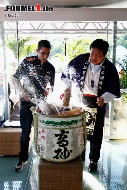 Die Energy-Station wurde am Donnerstagabend eingeweiht. Für die zahlreichen Gäste gab es Sake, einen japanischen Reiswein. Die Ehre, das Fass zu öffnen, wurde Red-Bull-Testfahrer Sebastien Buemi zuteil. Foto zur News: Die Energy-Station wurde am Donnerstagabend eingeweiht. Für die zahlreichen Gäste gab es Sake, einen japanischen Reiswein. Die Ehre, das Fass zu öffnen, wurde Red-Bull-Testfahrer Sebastien Buemi zuteil.