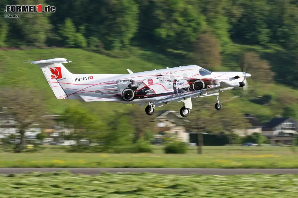 Wer sich's leisten kann: Peter Saubers Team muss momentan zwar jeden Franken zweimal umdrehen, doch das Senior-Management fliegt zu den Europa-Rennen trotzdem mit dieser Pilatus-PC-12-Maschine. Freilich in erster Linie dank einer Kooperation mit dem Flugzeughersteller. Foto zur News: Wer sich's leisten kann: Peter Saubers Team muss momentan zwar jeden Franken zweimal umdrehen, doch das Senior-Management fliegt zu den Europa-Rennen trotzdem mit dieser Pilatus-PC-12-Maschine. Freilich in erster Linie dank einer Kooperation mit dem Flugzeughersteller.