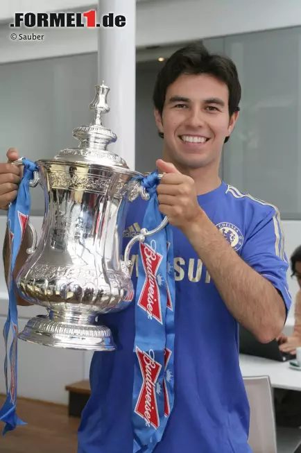 Die neue Partnerschaft zwischen Sauber und dem FC Chelsea, dem Finalgegner von Bayern München in der Champions-League, macht's möglich: Sergio Perez mit dem englischen FA-Cup. Der Formel-1-WM-Pokal wäre ihm wahrscheinlich lieber... Foto zur News: Die neue Partnerschaft zwischen Sauber und dem FC Chelsea, dem Finalgegner von Bayern München in der Champions-League, macht's möglich: Sergio Perez mit dem englischen FA-Cup. Der Formel-1-WM-Pokal wäre ihm wahrscheinlich lieber...