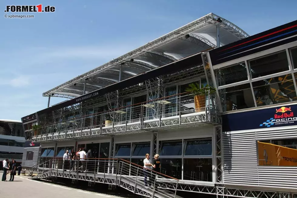 Der Europa-Auftakt bedeutet auch: Die Motorhomes sind wieder da. Und weil sich dieses Jahr kein Team eine neue Hospitality geleistet hat, bleibt Red Bulls Energy-Station weiterhin der imposanteste Palast im Paddock. Foto zur News: Der Europa-Auftakt bedeutet auch: Die Motorhomes sind wieder da. Und weil sich dieses Jahr kein Team eine neue Hospitality geleistet hat, bleibt Red Bulls Energy-Station weiterhin der imposanteste Palast im Paddock.