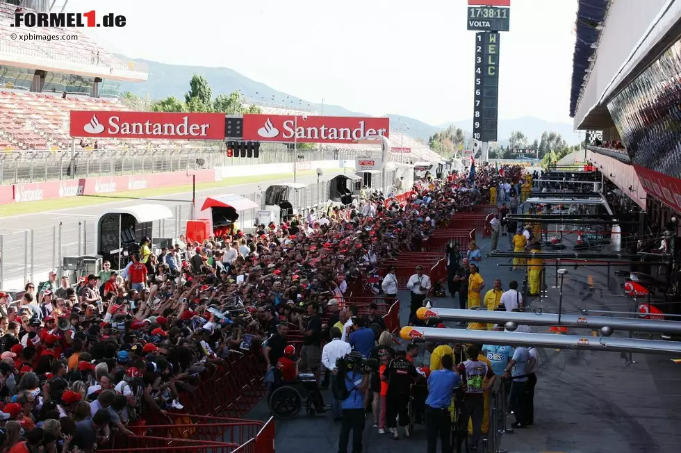 Der Pitwalk, übrigens eine Erfindung des Hockenheimrings, ist in Barcelona traditionell gut besucht. Am Sonntag sollen 81.300 Zuschauer gekommen sein - und die sahen dann Platz zwei von Fernando Alonso, der damit in der Fahrer-WM mit Sebastian Vettel gleichzog. Foto zur News: Der Pitwalk, übrigens eine Erfindung des Hockenheimrings, ist in Barcelona traditionell gut besucht. Am Sonntag sollen 81.300 Zuschauer gekommen sein - und die sahen dann Platz zwei von Fernando Alonso, der damit in der Fahrer-WM mit Sebastian Vettel gleichzog.