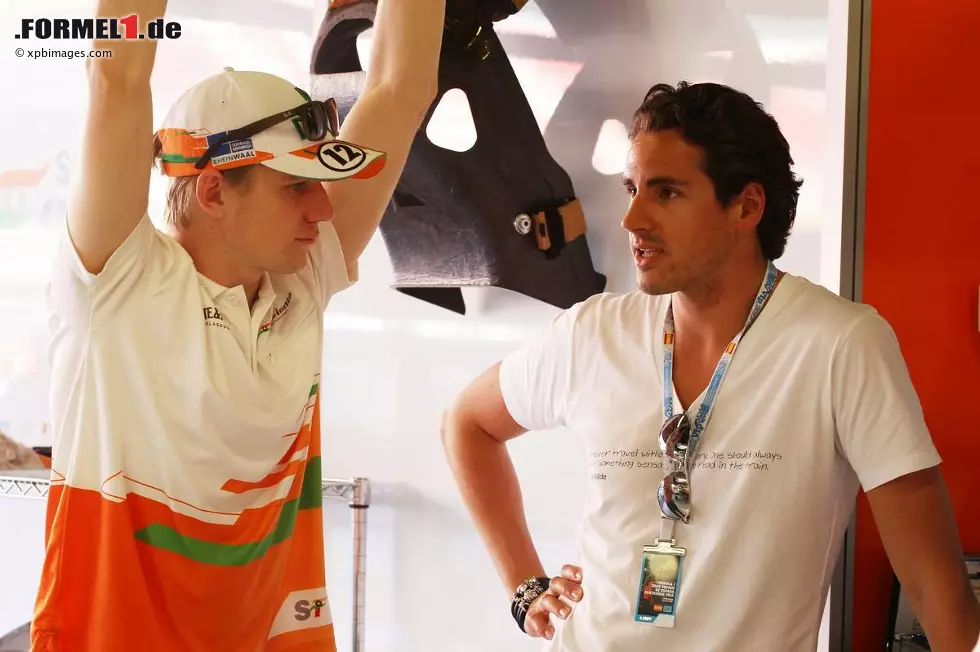Foto zur News: Der Neue und der Alte: Nico Hülkenberg im Gespräch mit seinem immer noch arbeitslosen Vorgänger Adrian Sutil, der in Barcelona auf Jobsuche war. Persönliche Animositäten scheint es zwischen den beiden nicht zu geben.