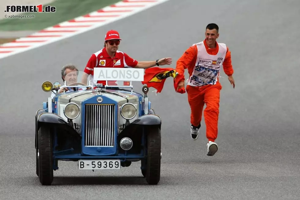Alonso-Mania: Ob dieser Streckenposten während der Fahrerparade noch ein Autogramm abstauben wollte? Foto zur News: Alonso-Mania: Ob dieser Streckenposten während der Fahrerparade noch ein Autogramm abstauben wollte?