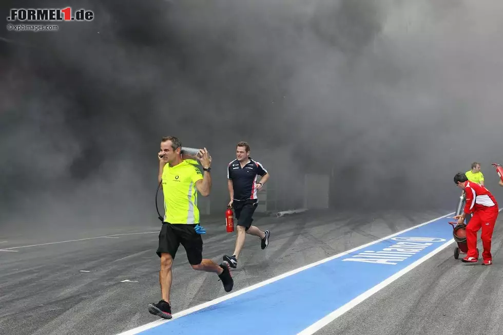 Foto zur News: Erst Feier, dann Feuer: Ausgerechnet beim siegreichen Williams-Team brach, vermutlich an der Tankanlage, ein Brand aus, bei dem insgesamt 31 Personen - zum Glück nur leicht - verletzt wurden.