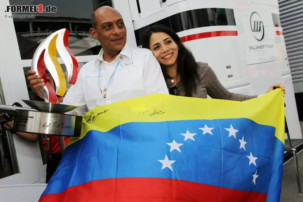 El Mundo Deportivo (Spanien): "Ein Pilot, von Chavez geadelt. Pastor Maldonado feierte den besten Tag seines Lebens, und Venezuela dreht nach seinem Triumph durch. Ein einziges Mal sind sich Regierung und Opposition einig. Alle gratulieren Maldonado." Foto zur News: El Mundo Deportivo (Spanien): "Ein Pilot, von Chavez geadelt. Pastor Maldonado feierte den besten Tag seines Lebens, und Venezuela dreht nach seinem Triumph durch. Ein einziges Mal sind sich Regierung und Opposition einig. Alle gratulieren Maldonado."