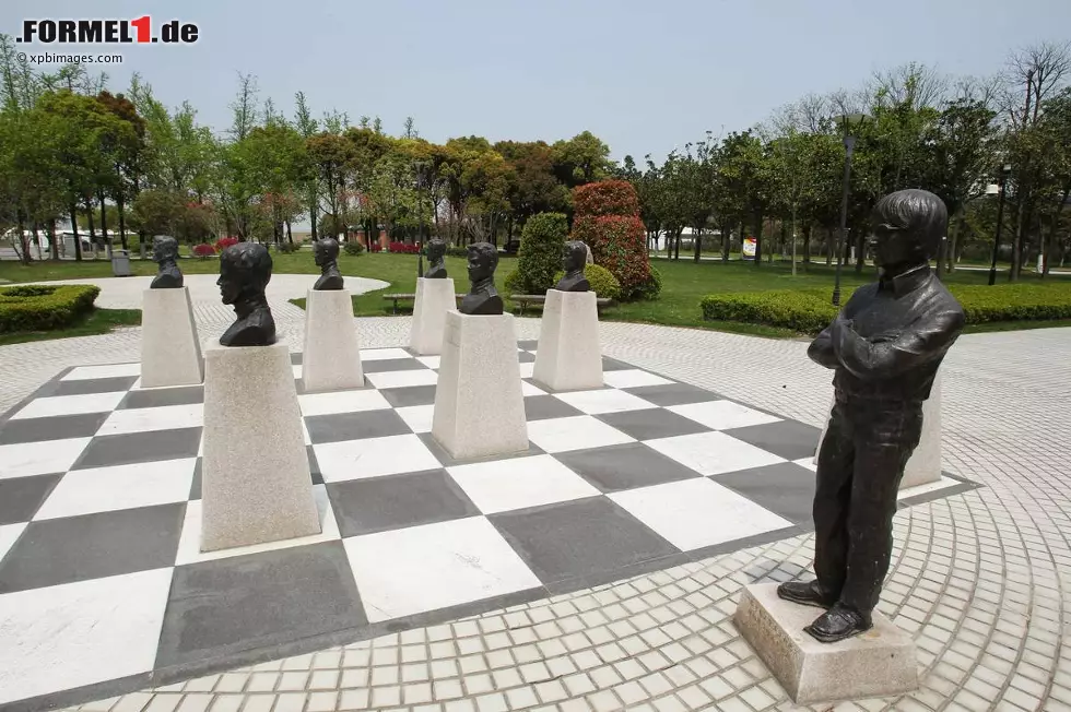 Foto zur News: Überhaupt ist in Schanghai alles ein bisschen größer und besser. So findet sich im Strecken-Areal unter anderem ein Statuen-Park mit einer Büste von Formel-1-Boss Bernie Ecclestone, ...