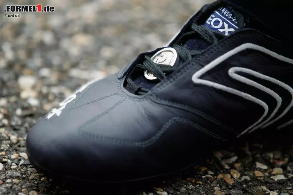 Foto zur News: Aber "Super-Seb", der dieses Jahr noch kein Rennen gewonnen hat, lässt das kalt. Die obligate Glücksmünze im Geox-Schuh soll die Alltagssorgen vergessen lassen. Ergebnisse bringt sie momentan noch nicht.