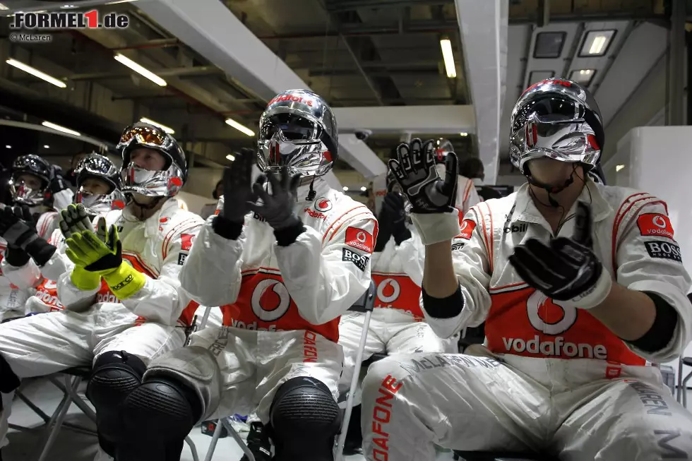 ... jubelt aber umso mehr, als dieser Sebastian Vettel überholt und trotzdem noch Zweiter wird. Foto zur News: ... jubelt aber umso mehr, als dieser Sebastian Vettel überholt und trotzdem noch Zweiter wird.