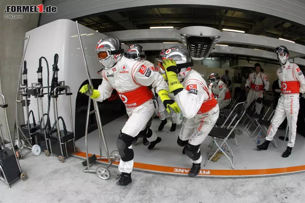 Foto zur News: Die McLaren-Crew verpatzt den Boxenstopp von Jenson Button, ...
