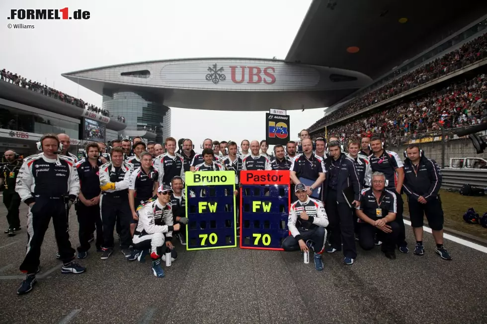 Foto zur News: Happy Birthday, Frank! Frank Williams ist nicht in Schanghai, lässt sich durch Toto Wolff vertreten, aber seine Mitarbeiter wünschen ihm aus der Ferne trotzdem alles Gute zum 70. Geburtstag.