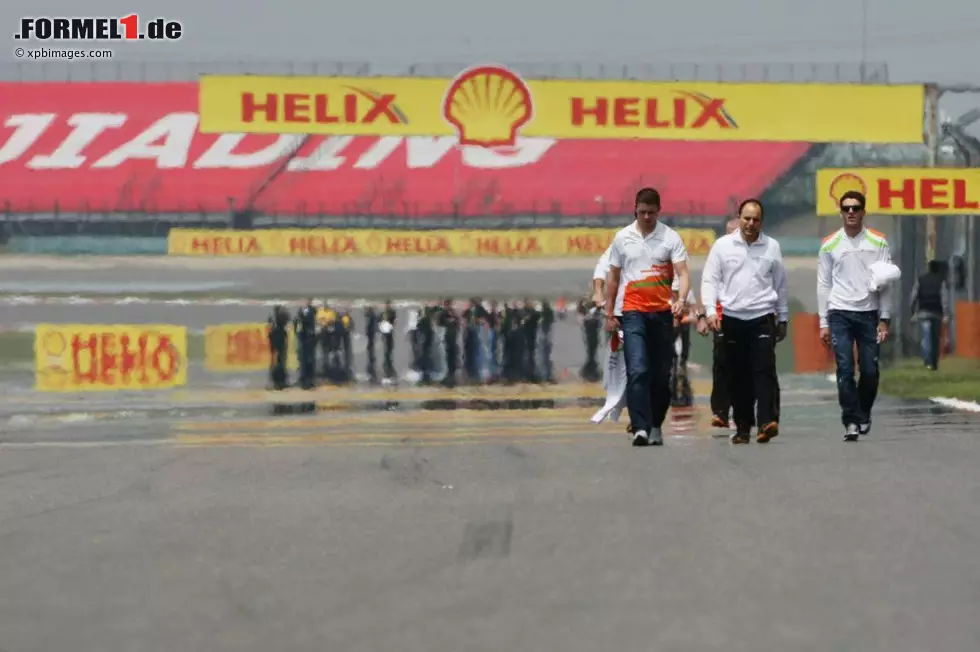Foto zur News: ... und der sogenannte "Track-Walk", entlang der mit über 1,3 Kilometern längsten Gerade der Formel 1.