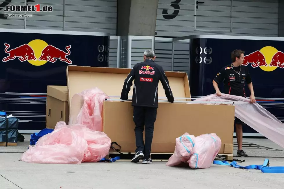 Foto zur News: Red Bull packt unter anderem ein neues Auspuffsystem aus, mit dem in Schanghai nur Sebastian Vettel fährt.
