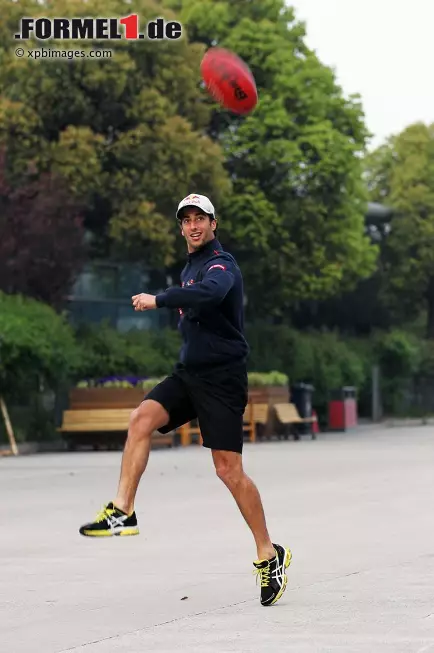 Foto zur News: ... spielt Daniel Ricciardo lieber ein bisschen Australian Football.