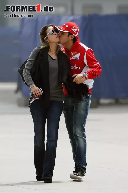 Während sich Felipe Massa von seiner Ehefrau Raffaela von den schlechten Ergebnissen auf der Strecke ablenken lässt, ... Foto zur News: Während sich Felipe Massa von seiner Ehefrau Raffaela von den schlechten Ergebnissen auf der Strecke ablenken lässt, ...
