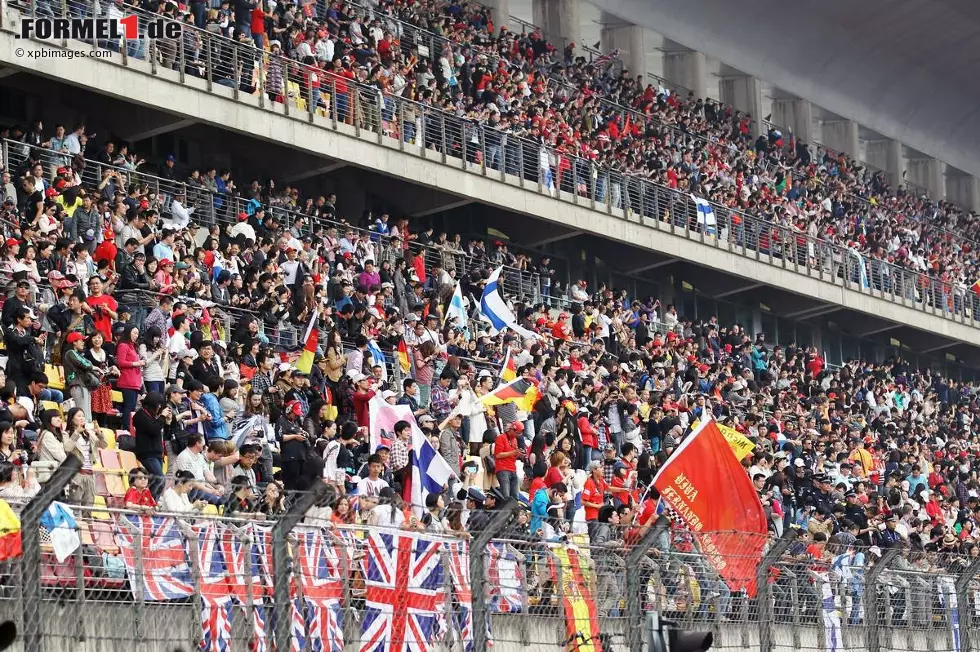 Foto zur News: Tolle Stimmung auf den Rängen: Zum ersten Mal seit vielen Jahren sind die Tribünen in Schanghai wieder gut besetzt. Ob das an Kimi Räikkönen liegt, den viele Chinesinnen wegen seiner blonden Haare ins Herz geschlossen haben?
