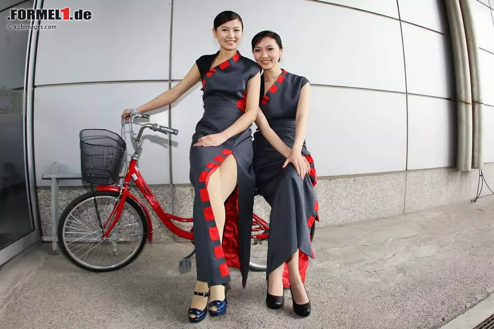 Foto zur News: ... oder sehen diesen beiden Ladys beim Radfahren zu.
