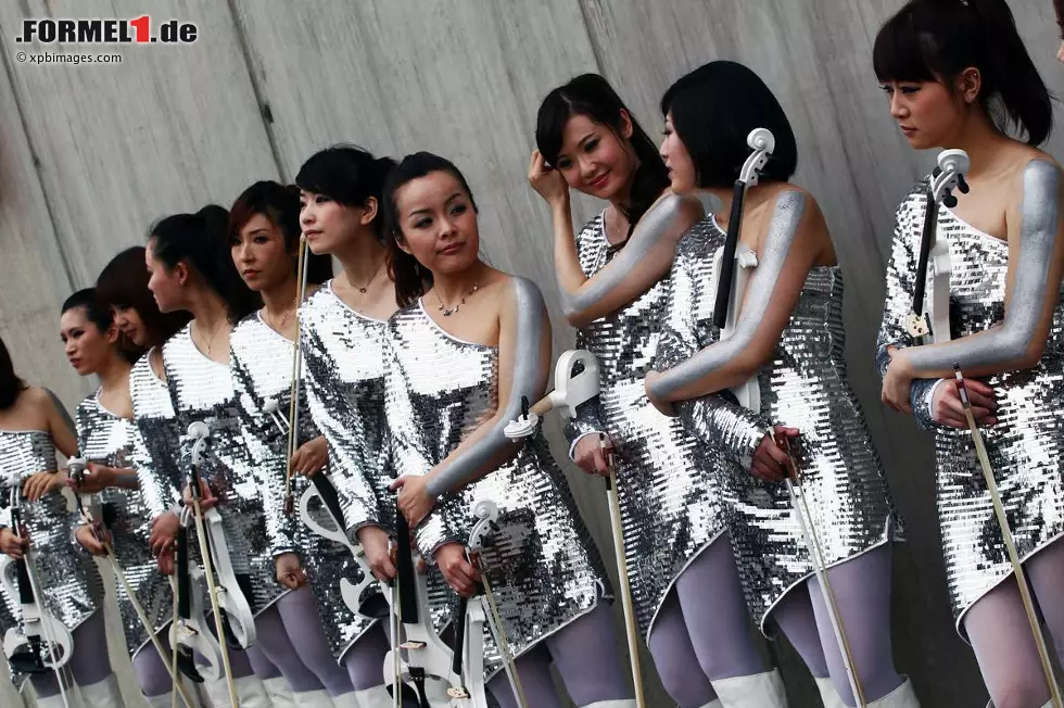 Foto zur News: Traditionelle chinesische Kleidung? Fehlanzeige! Ein bisschen spacig darf&#039;s schon sein - schließlich wollen die Chinesen in Zukunft das Weltall erobern.