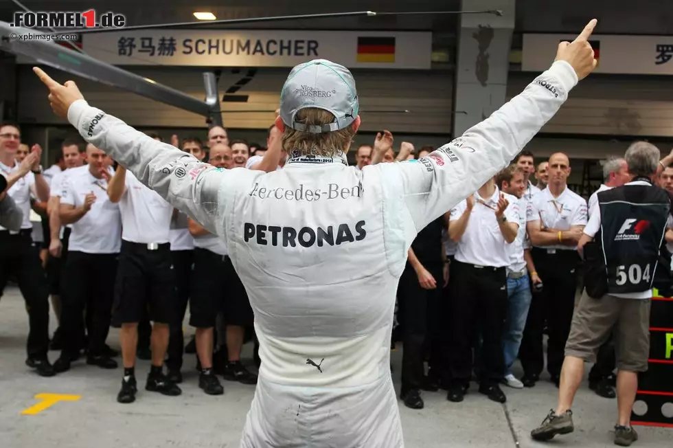 Foto zur News: Endlich: Gleich im ersten Grand Prix seiner Karriere war Nico Rosberg die schnellste Rennrunde gefahren, aber erst im 111. Anlauf gewinnt er ein Formel-1-Rennen - als erster Deutscher in einem deutschen Auto seit Hermann Lang beim Grand Prix der Schweiz 1939 in Bremgarten.