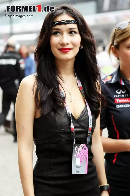 ... und die Martial-Arts-Schauspielerin Celina Jade saß zwar mit Sebastian Vettel nur in einem Infiniti auf dem Beifahrersitz, drehte mit dem Weltmeister dafür aber einen Kung-Fu-Kurzfilm, der in den nächsten Monaten veröffentlicht werden soll. Foto zur News: ... und die Martial-Arts-Schauspielerin Celina Jade saß zwar mit Sebastian Vettel nur in einem Infiniti auf dem Beifahrersitz, drehte mit dem Weltmeister dafür aber einen Kung-Fu-Kurzfilm, der in den nächsten Monaten veröffentlicht werden soll.