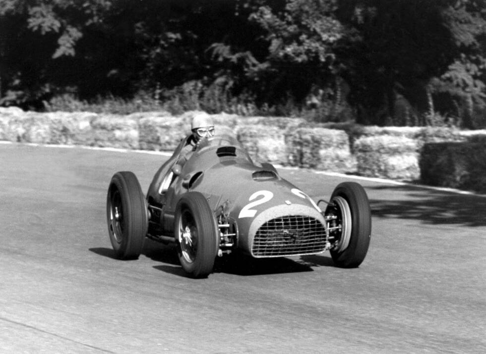Foto zur News: 4. Alberto Ascari (13 Siege, 2 WM-Titel): Der Italiener, hier unterwegs zu seinem Sieg in Monza 1951, gewinnt die Weltmeisterschaften 1952 und 1953. Ascari fährt seine gesamte Karriere lang nur für italienische Marken und stirbt 1955 in einem Ferrari-Sportwagen.