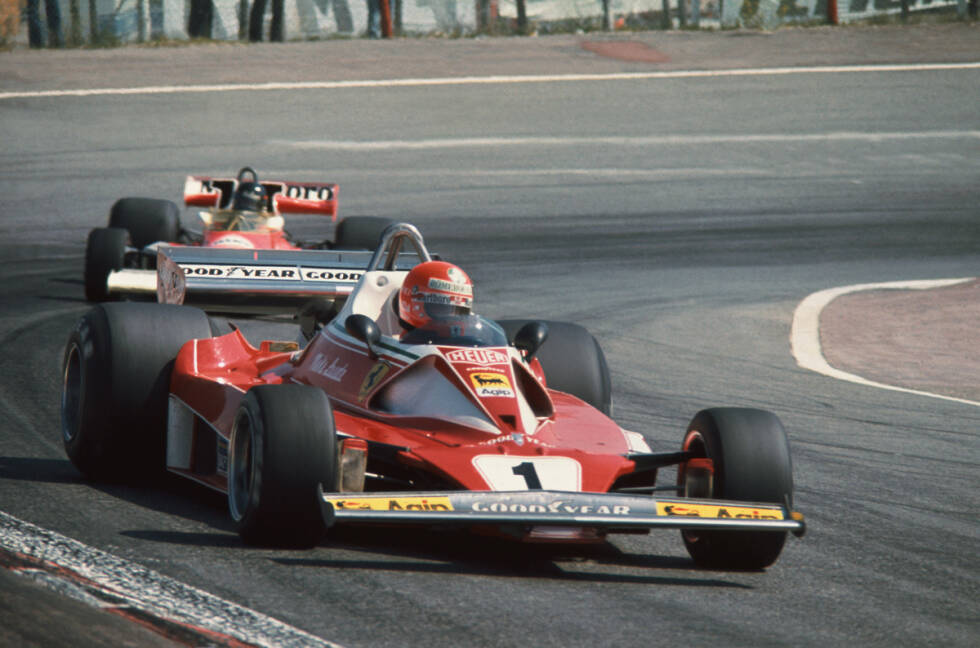 Foto zur News: 2. Niki Lauda (15 Siege, 2 WM-Titel): 1975 und 1977 wird der Österreicher auf Ferrari Champion - und ohne Feuerunfall auf dem Nürburgring sowie dem denkwürdigen Regenfinale in Fuji hätte er wohl auch 1976 gegen James Hunt die Oberhand behalten. Anfang der 1990er-Jahre, zu Zeiten der Ferrari-Krise, arbeitet Lauda außerdem als Berater für die Scuderia.