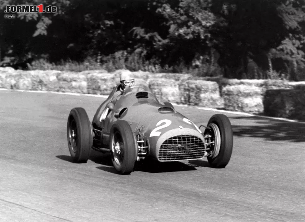 4. Alberto Ascari (13 Siege, 2 WM-Titel): Der Italiener, hier unterwegs zu seinem Sieg in Monza 1951, gewinnt die Weltmeisterschaften 1952 und 1953. Ascari fährt seine gesamte Karriere lang nur für italienische Marken und stirbt 1955 in einem Ferrari-Sportwagen. Foto zur News: 4. Alberto Ascari (13 Siege, 2 WM-Titel): Der Italiener, hier unterwegs zu seinem Sieg in Monza 1951, gewinnt die Weltmeisterschaften 1952 und 1953. Ascari fährt seine gesamte Karriere lang nur für italienische Marken und stirbt 1955 in einem Ferrari-Sportwagen.