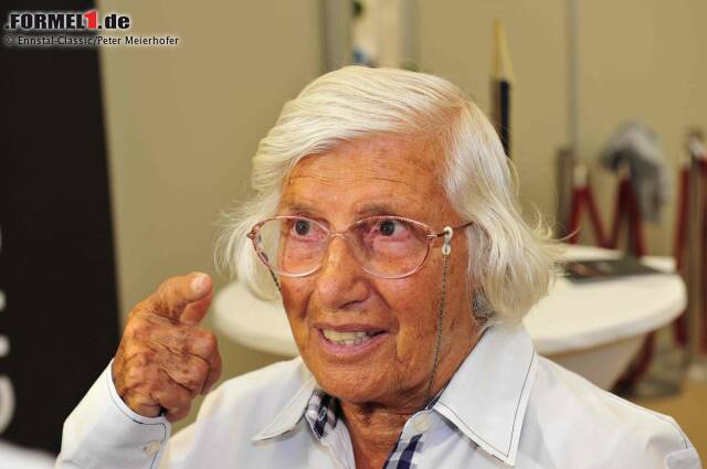 Foto zur News: Mit ihr fing alles an: Maria Teresa de Filippis war 1958 in Monaco die erste Frau, die versuchte, sich für ein Formel-1-Rennen zu qualifizieren. Das gelang ihr aber erst später in jenem Jahr, als sie in Spa-Francorchamps Zehnte wurde. Als Teenager noch vom Reitsport begeistert, begann sie ihre Karriere als Rennfahrerin, nachdem ihre Brüder gewettet hatten, dass sie am Steuer eines Sportwagens keine Chance haben würde. De Filippis gewann aber gleich ihr erstes Autorennen in einem FIAT 500. Kleine Randnotiz: Bei ihrer Formel-1-Premiere in Monaco 1958 scheiterte auch ein gewisser Bernard Charles Ecclestone an der Qualifikation.