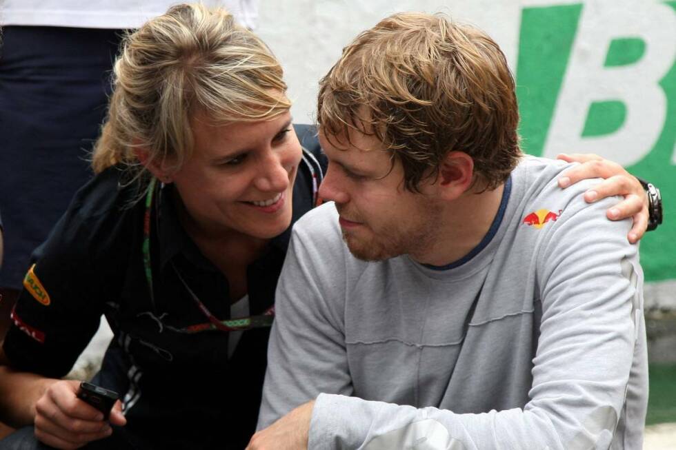 Foto zur News: Auch Sebastian Vettel hat eine Blondine an seiner Seite: Britta Roeske wurde einst von Flavio Briatores &quot;rechter Hand&quot; Patrizia Spinelli in die Formel 1 geholt und dockte später bei Red Bull an. Dort kümmerte sie sich ab 2009 um Sebastian Vettel, der von der Zusammenarbeit so begeistert war, dass er Roeske auf seine eigene Gehaltsliste nahm. Wem &quot;Super-Seb&quot; eines seiner wenigen Interviews gibt und wem nicht, entscheidet einzig und allein die sympathische Deutsche.