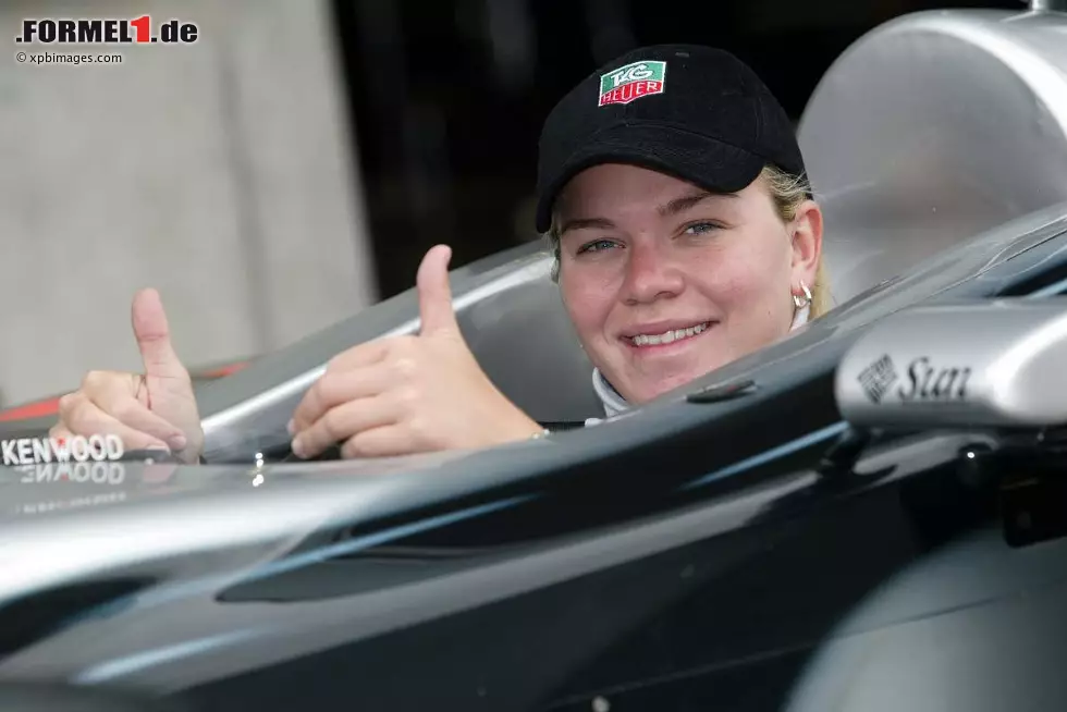 Foto zur News: Im Ersatzauto von David Coulthard durfte Sarah Fisher in Indianapolis 2002 Demorunden drehen, doch der McLaren-Gaststar war um 19 Sekunden langsamer als Michael Schumacher. &quot;Über eine ganze Renndistanz könnte eine Frau physisch nicht mit Männern mithalten&quot;, urteilte BMW-Sportchef Gerhard Berger damals, wohingegen Landsmann Niki Lauda, seinerzeit Jaguar-Teamchef, laut Fisher weniger skeptisch war: &quot;Niki Lauda war der Erste, der mich angesprochen hat.&quot; Zwischen de Filippis und Fisher lagen noch Desiree Wilson, Lella Lombardi, die &quot;Tigerin von Turin&quot; (bis heute die einzige Frau mit Formel-1-Punkten) und Flavio Briatores Ex-Liebesgespielin Giovanna Amati.