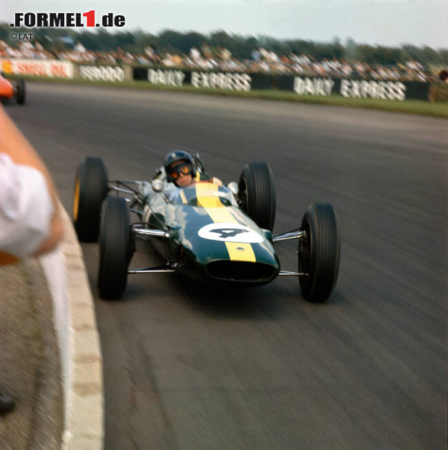 Foto zur News: Schon 1962 feiert Jim Clark mit dem Lotus 25 drei Grand-Prix-Siege, aber erst 1963 gelingt der ganz große Durchbruch: Mit sieben Siegen, unter anderem hier in Silverstone, setzt er sich gegen seinen großen Rivalen Graham Hill auf BRM durch.