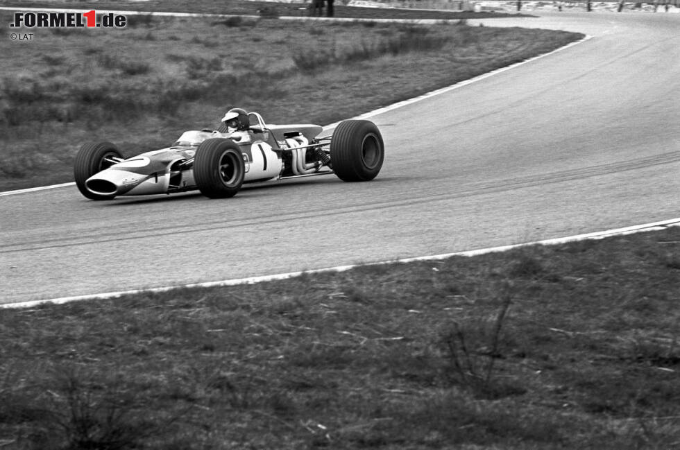 Foto zur News: Clark gilt als einer der charismatischsten Rennfahrer seiner Zeit und ist bis heute der einzige Lotus-Champion, der zweimal die Formel-1-Weltmeisterschaft gewonnen hat. 1968 fährt er in Hockenheim das Formel-2-Rennen, um mit Tabakwerbung zusätzlich Geld zu verdienen. Dabei verunglückt er in einem Lotus 48 tödlich.