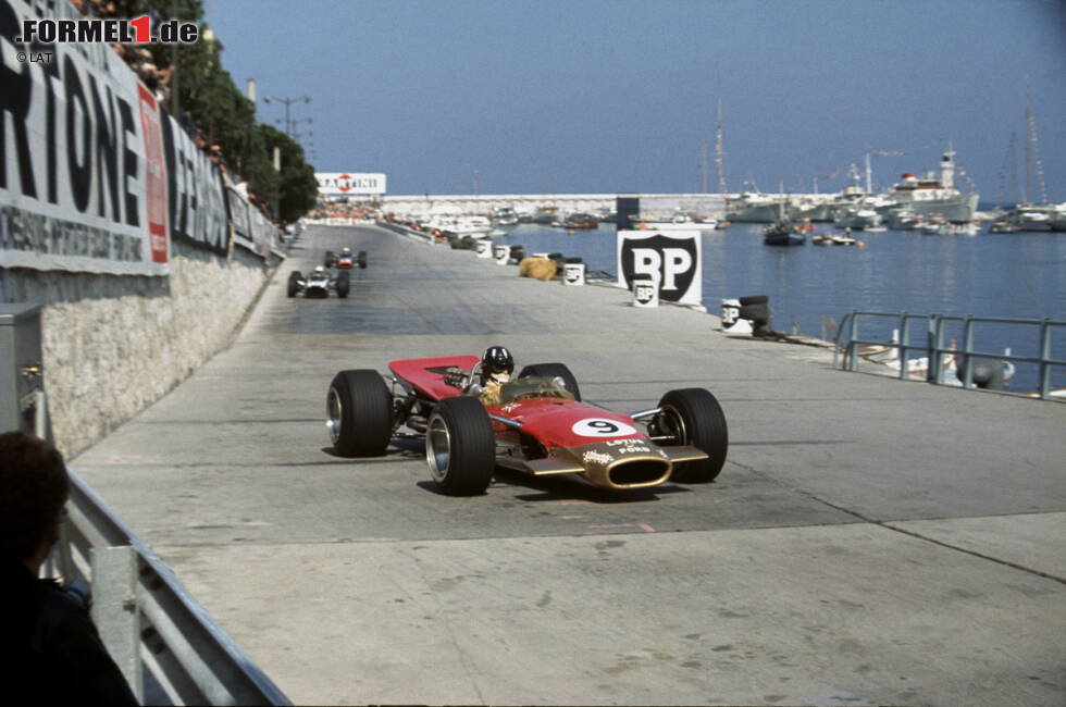 Foto zur News: Graham Hill, jahrelang einer der schärfsten Lotus-Rivalen, verhilft der neuen Partnerschaft mit Motorenhersteller Ford-Cosworth 1968 zum ersten WM-Titel. Unter anderem gewinnt er den klassischen Grand Prix von Monaco vor BRM-Pilot Richard Attwood.