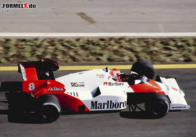 Foto zur News: 1984: Nach zwei eher durchwachsenen Saisons wird Niki Lauda im dritten Jahr seines Comebacks doch noch einmal Formel-1-Weltmeister. Beim dramatischen Finale in Estoril (Portugal) reicht ihm Platz zwei hinter McLaren-Teamkollege Alain Prost, um diesen in der Gesamtwertung mit 72:71,5 zu bezwingen - die knappste Titelentscheidung aller Zeiten.