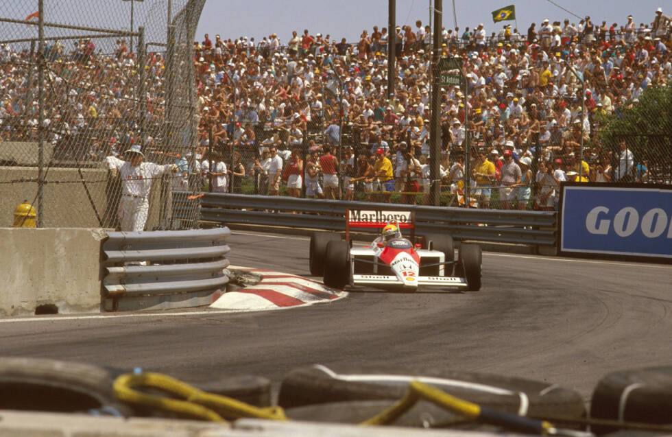 Foto zur News: 1988: Neuzugang Ayrton Senna beeindruckt in seiner ersten McLaren-Saison, verweist sogar Alain Prost in dessen Schranken und wird auf Anhieb Champion. Wäre Senna nicht in Monza mit dem überrundeten Jean-Louis Schlesser kollidiert, hätte McLaren 1988 alle 16 Grands Prix gewonnen.