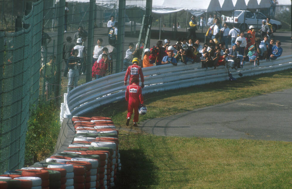 Foto zur News: 1990: In einem Racheakt für 1989 schießt Ayrton Senna den inzwischen zu Ferrari gewechselten Alain Prost in Suzuka (Japan) mutwillig ab und wird damit zum zweiten Mal Weltmeister.